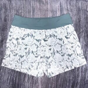 Athleta Trekkie North Short Ethereal Magnolia Bloom White Floral (Sz 6)